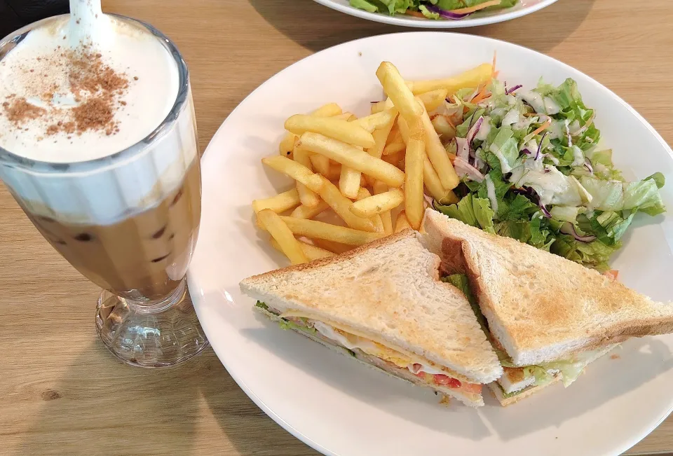 Breakfast at🇻🇳 Hà Noi Airport club sandwich + salted iced coffee 🤤😋|🍒lynnlicious🍒さん