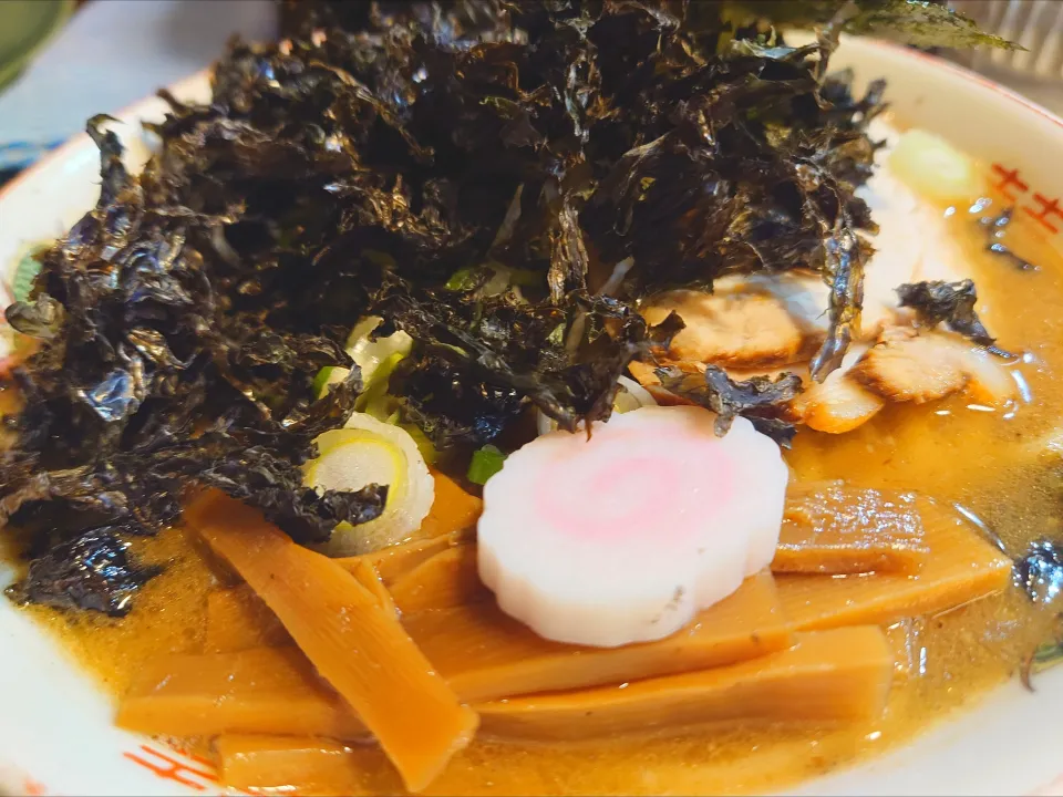 【1995年王子で東池袋大勝軒から 暖簾分けで創業】 
滝野川大勝軒 
中華そば小 (1,100円) 
＋岩のり (200円) 
@池袋6分 
26013
〈醤6塩3噌󠄀1タ1出1F0冷0混1つ0〉|大脇さん