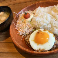 びっくりドンキーでランチ　エッグバーグディッシュランチ（大盛り・みそ汁付き）🍳|まさとさん