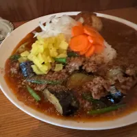 麻婆風茄子🍆と大辛チキンのあいがけ🔥🌶️🐔🍛味玉トッピング🥚🧀🍳ピクルスマシマシ🥒| buhizouさん