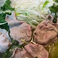野菜たーつぷりの豚しゃぶ、白ネギを巻いて、ポン酢で召し上がれ❣️久しぶりのお鍋です。旦那さんが年末年始の会で鍋が続くらしく、鍋は要らん😣　　　　　　　　　　　　　　　　もうワガママ言ってる場合ちゃうでと思いながら、今日はもう無理クリ鍋👊| tamemitiさん
