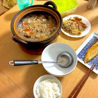 鶏むね肉と根菜のうま味噌鍋、さばの塩焼き、ちくきゅう、塩焼きそば|くろーぶやんさん