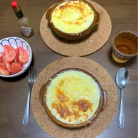 今日の晩ご飯　蟹入りパングラタン　クリスマスデイディナー用に買ったバゲット（冷凍保存）と3連休前に開栓した牛乳の消化メニューです。固めるためにこれも以前、お好み焼き風スパニッシュオムレツを作るために買ったお好み焼き粉を使いました。グラタン皿は今日の昼休みに会社近くのニトリで買いました。小さめの皿なので二皿に分けましたが、２つともぼくが食べます。蟹はズワイ蟹のほぐし身缶を使いました。| なびさん