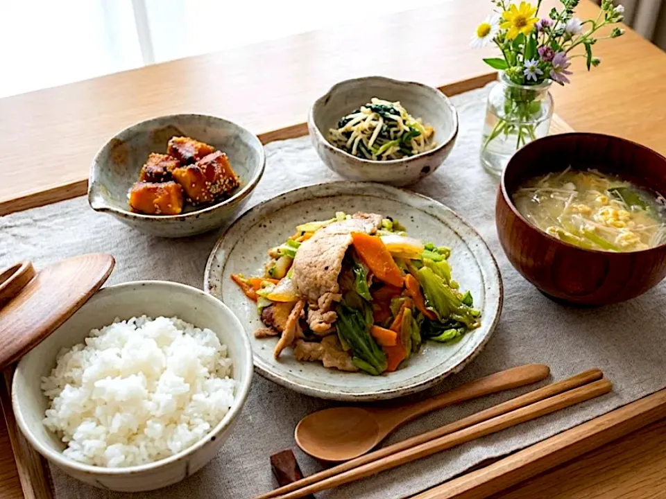 彩り野菜の豚の生姜焼き、大学カボチャ、もやしとほうれん草炒め、エノキとネギの卵スープ、ご飯|caoさん