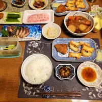 ご飯、鮪のたたき、鰹のたたき、煮物、白身魚のフライ、チーズ揚げ、なます、マヨキュー、野沢菜漬け、味付け海苔、烏龍茶(夕飯)|enarinさん