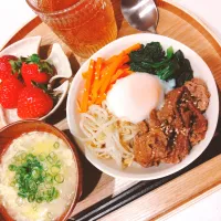 ビピンバ丼、白菜と玉子の中華スープ、いちご🍓|samさん