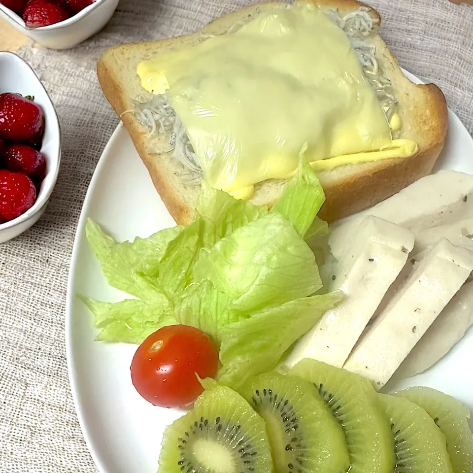 しらすチーズトーストモーニング|besさん