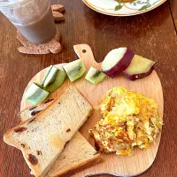 朝ごはん♯レーズンパン♯キウイ🥝|小松菜さん