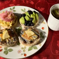 いいお天気です♪オイルサーディンのパン粉と粉チーズ。お味噌汁は昨日の残りで、お味噌汁に癒されるわ❣️アボガドと冷凍してたブルーベリー🫐オイルサーディンは、体に良いと思います✨アボガドは🥑早すぎたー😣残念。食べどきが難しい🥺そんなこんなで、行ってらっしゃい‼️|tamemitiさん