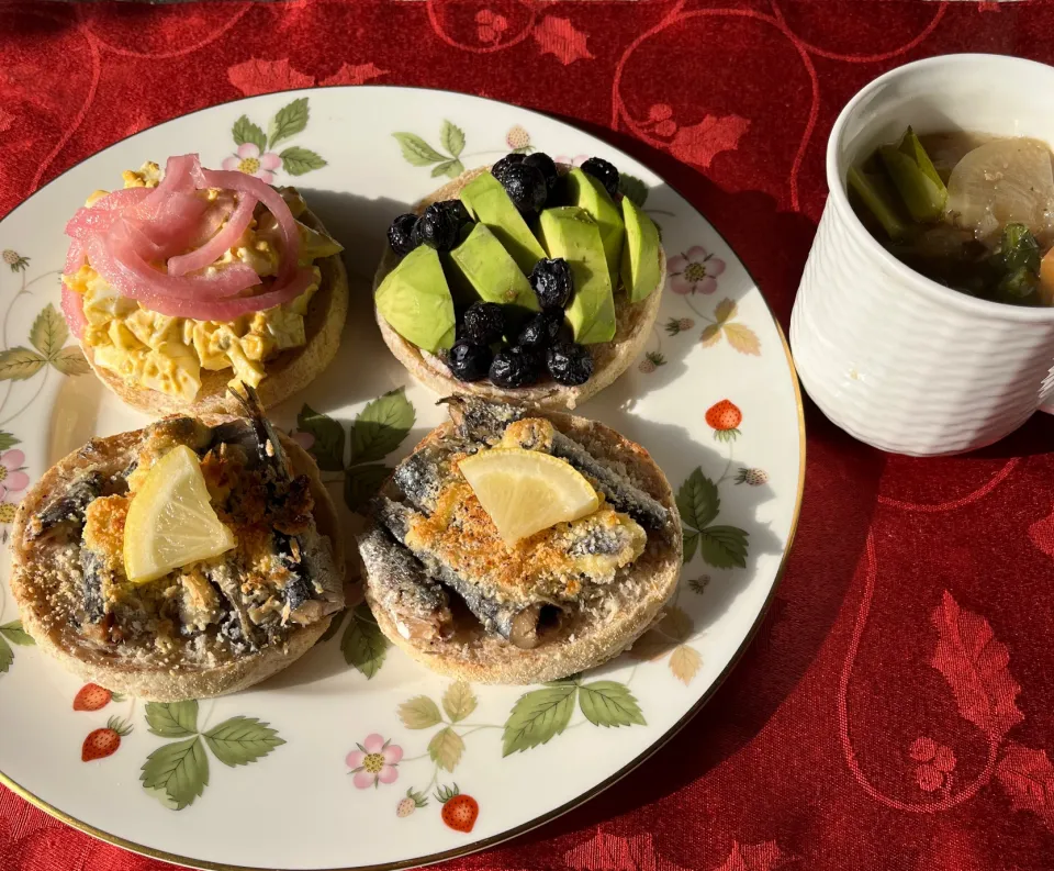 いいお天気です♪オイルサーディンのパン粉と粉チーズ。お味噌汁は昨日の残りで、お味噌汁に癒されるわ❣️アボガドと冷凍してたブルーベリー🫐オイルサーディンは、体に良いと思います✨アボガドは🥑早すぎたー😣残念。食べどきが難しい🥺そんなこんなで、行ってらっしゃい‼️|tamemitiさん