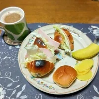 ロールパントーストサンドイッチ、ミニあんパン、沢庵、バナナ、ホットコーヒー(朝ご飯)| enarinさん