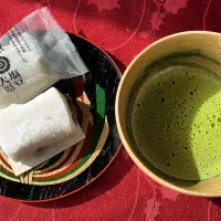 今日のおやつ。とげぬき地蔵さんのところの豆大福。一保堂さんの抹茶やねんけど、たてかたが、下手すぎると思う🥺味は確かに美味しい。やっぱり上等な練り菓子が似合うんかなぁー😊|tamemitiさん