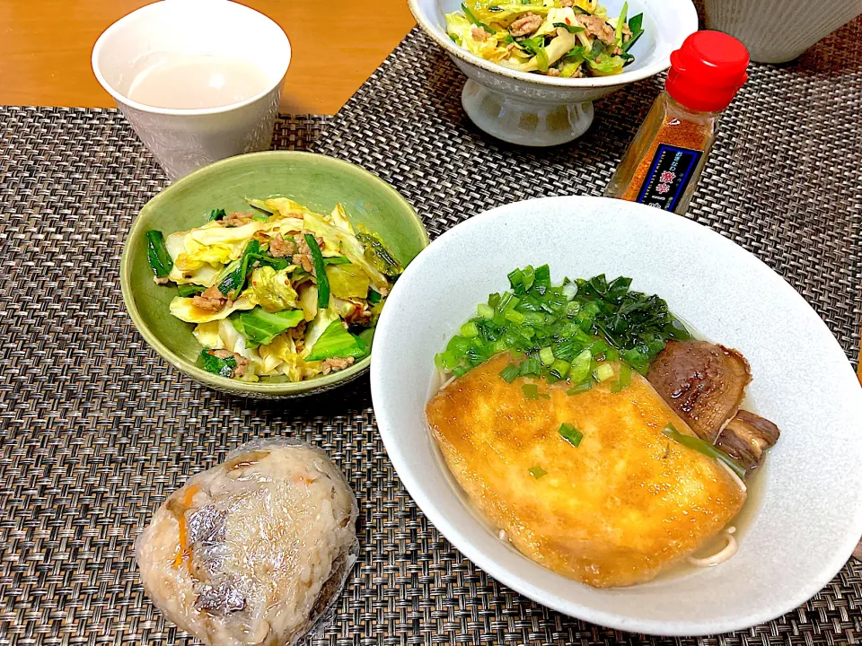 十割そば(きつね、わかめ、椎茸)♡キャベツとひき肉の炒め物♡ばら寿司おにぎり♡蕎麦湯|さくたえさん