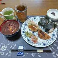 お汁粉、鶏そぼろ&鮭ふりかけ&塩昆布の混ぜご飯おにぎり、レーズンロールパントーストサンドイッチ、メンチカツ、鮪のたたき、野沢菜漬け、熱い日本茶、六条麦茶、カシスジャム入りヨーグルト(昼飯)|enarinさん