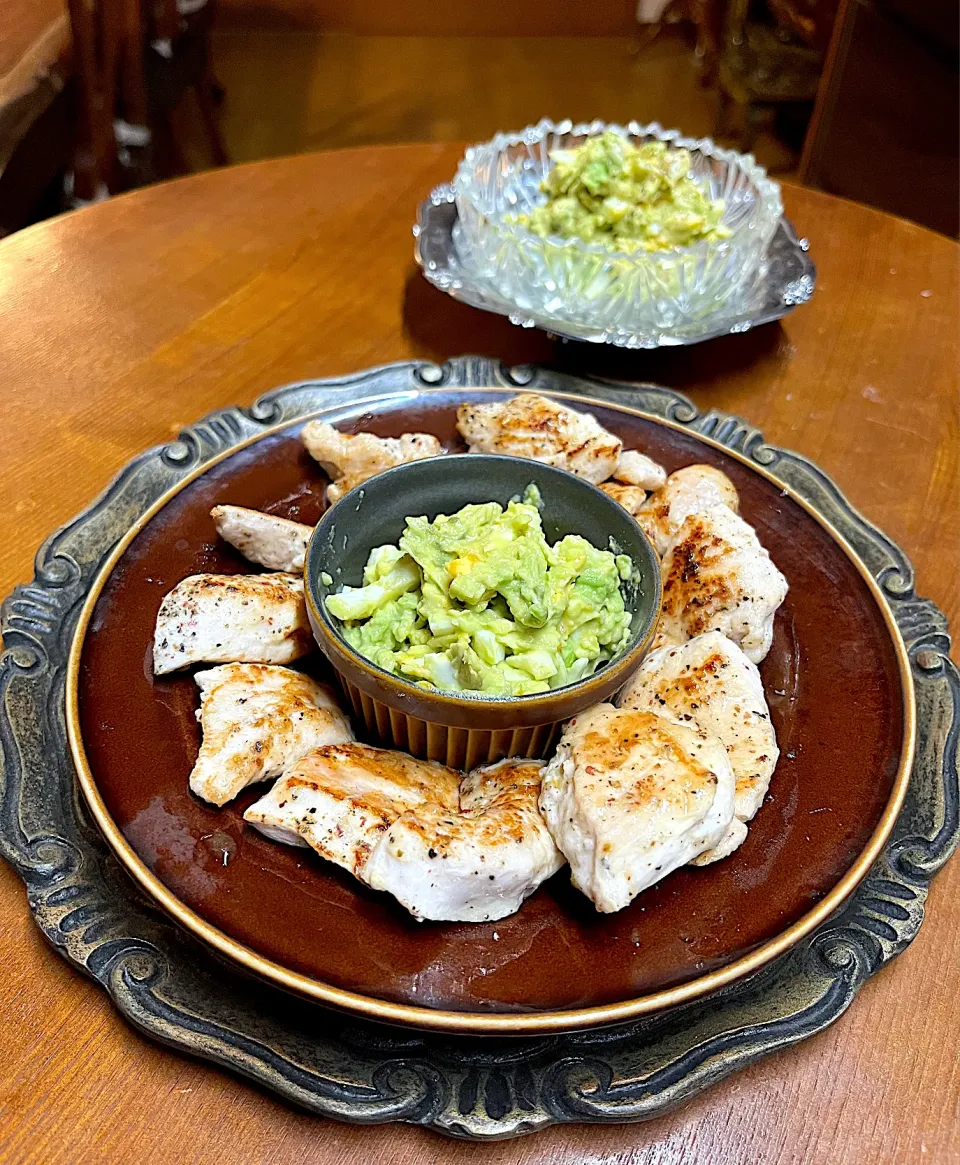 鶏むね肉ソテー＊アボガド  🥑キャロット🥕ゆで卵🥚枝豆🫛ディップ🥗|henryさん