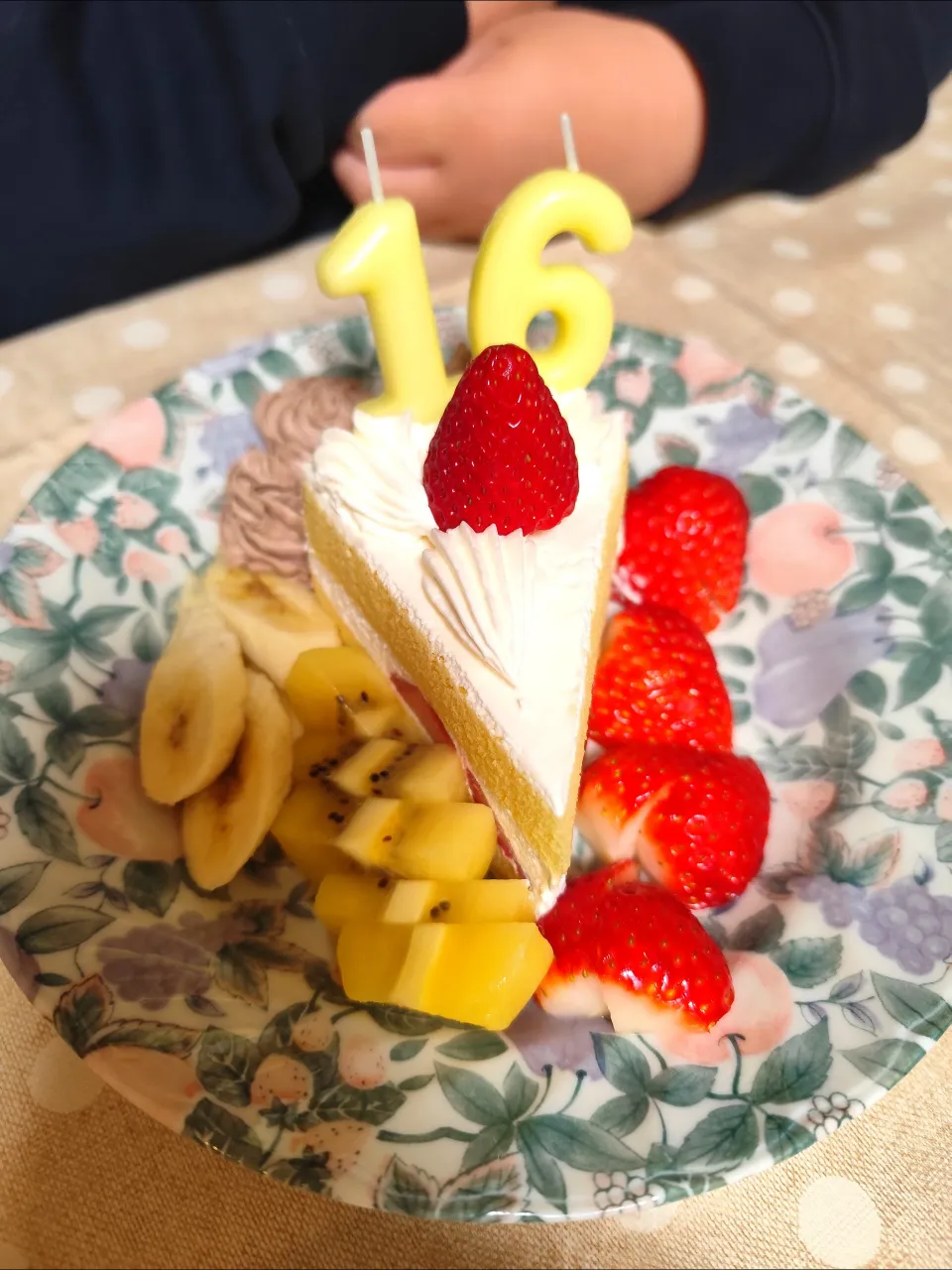 シャトレーゼのいちごショートと🍓🥝🍌チョコホイップの誕生日ケーキ|m.rafuさん