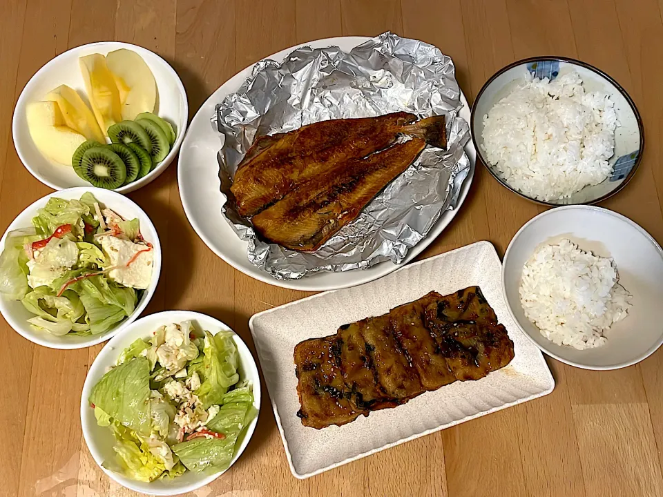 豆腐とレタスの中華サラダ　チヂミ　ほっけのみりん焼き　キウイ　りんご|そのみさん