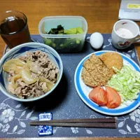 牛丼、ローストンカツとコロッケ,トマト,千切りキャベツ、野沢菜漬け、六条麦茶、練乳かけ手作りミルクココアゼリー(夕飯)|enarinさん