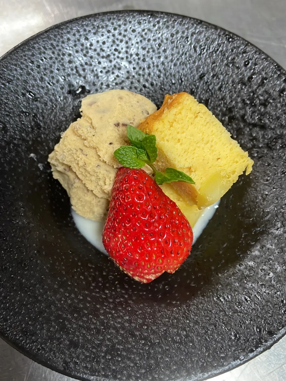 黒豆アイスと栗きんとんケーキ　甘酒ソースと一緒に。|hotsusan30さん