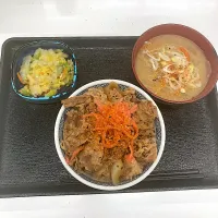 今日はぼくが担当している部署の新年会　十分飲み食いしたはずなのに、マンション近くの吉野家さんで、牛丼並＋牛皿特盛トッピング＆お新香＆豚汁をオーダーしてしまいました。明朝、体重計に乗るのが怖い。|なびさん