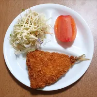 キャベツミックスサラダ、トマト、アジフライ| ナナさん