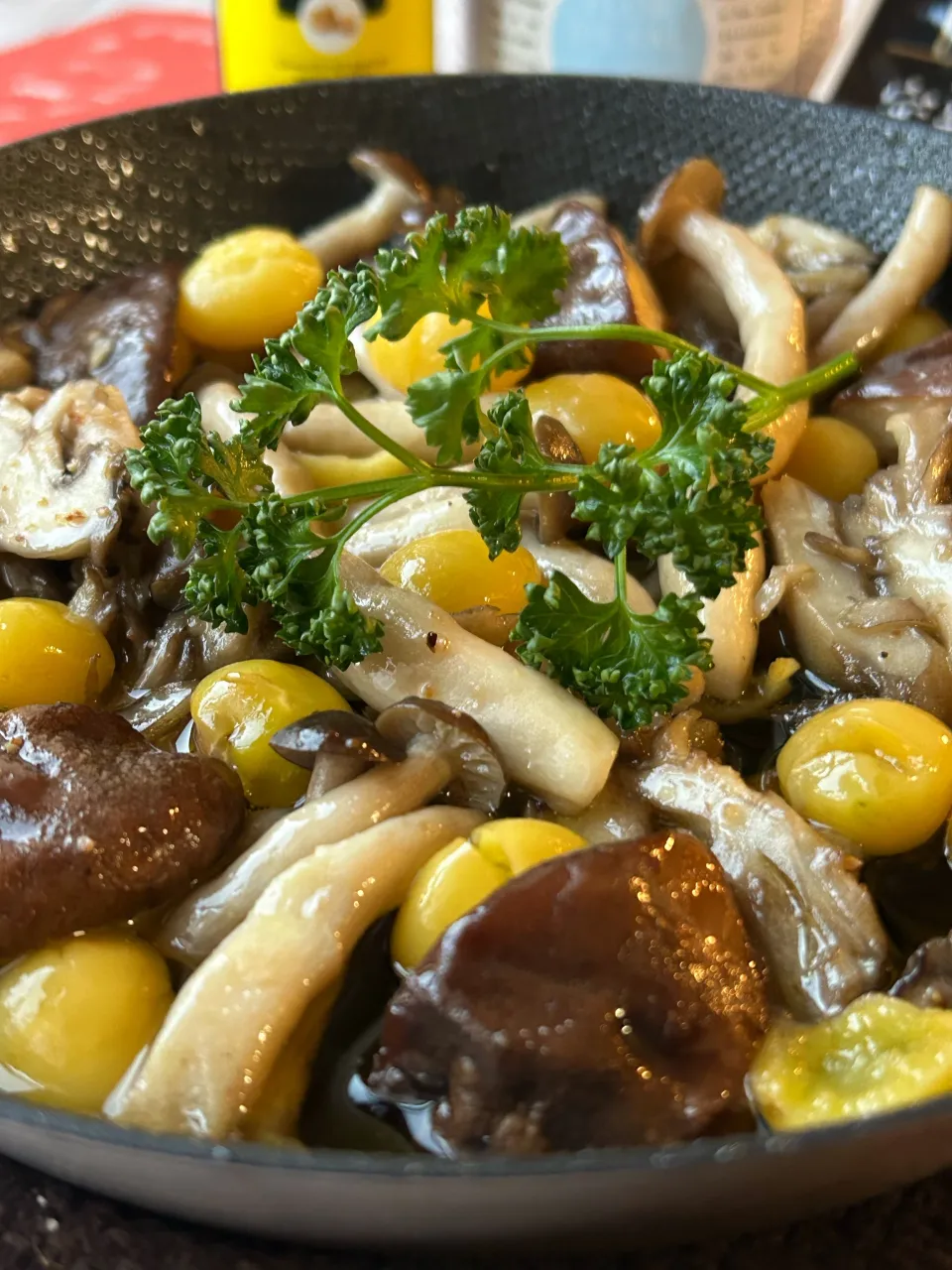 【ユウキ世界の食卓探検隊🌏】きのこと銀杏のアヒージョ|まなまな♡さん