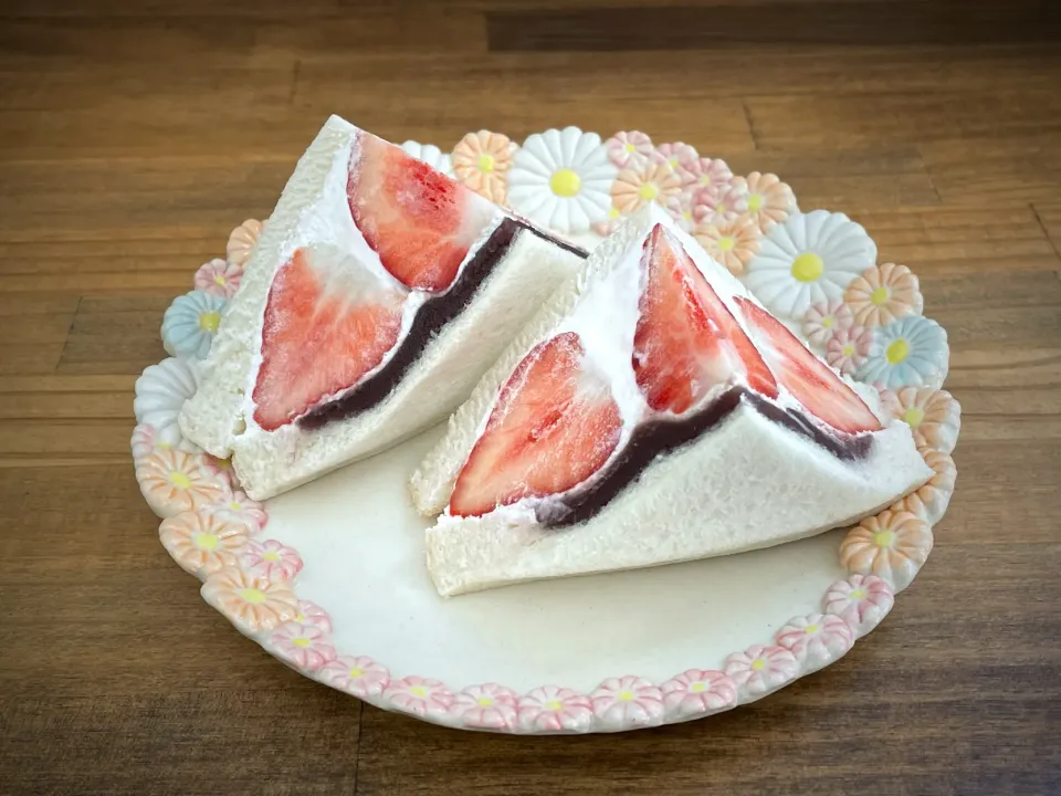 今年もやってきましたこしあん苺サンド🍓|maSami＊さん