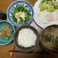 昼食　納豆目玉焼き手足|ATさん