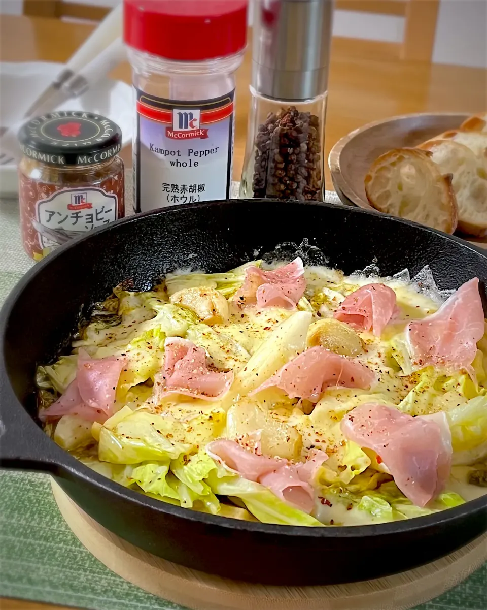 生ハムとキャベツとチーズのアヒージョ|あゆさん