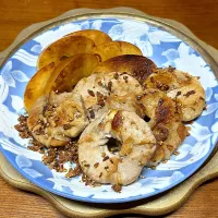 車麩の豚巻き　ガーリックフレーク🍎焼き林檎添え|henryさん