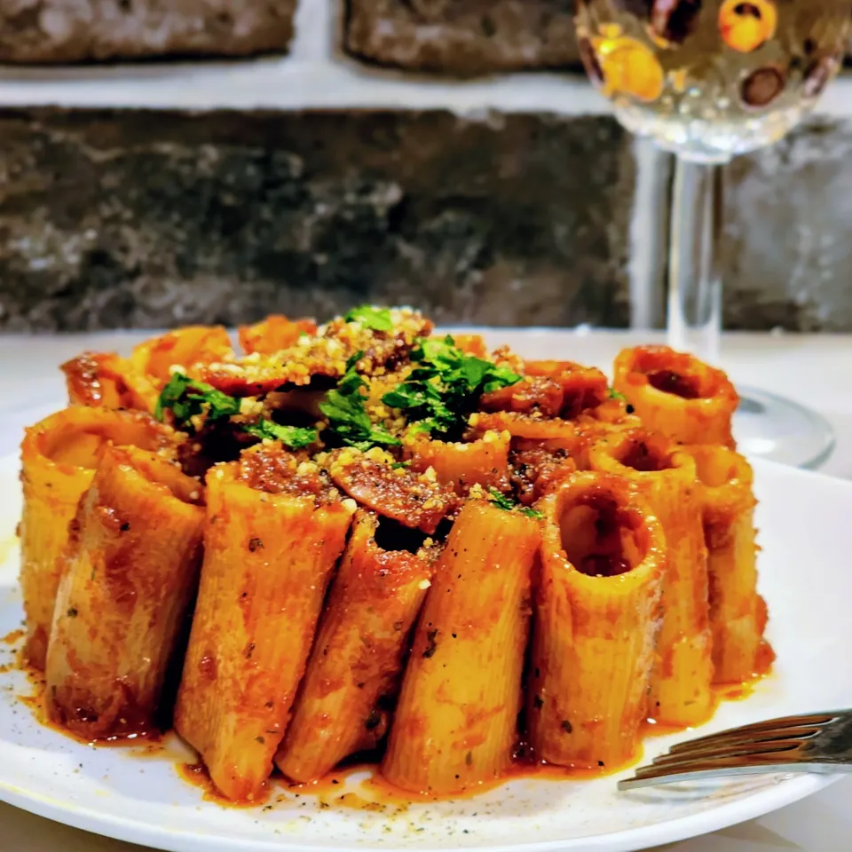 作り置きトマトソースでアレンジパスタ！リガトーニでアラビアータ風に！|ひかるさん