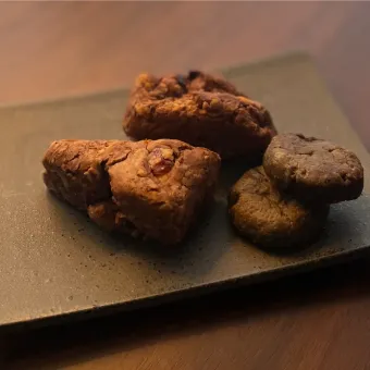 Snapdishの人気料理写真:4種のナッツとドライフルーツの米粉スコーン