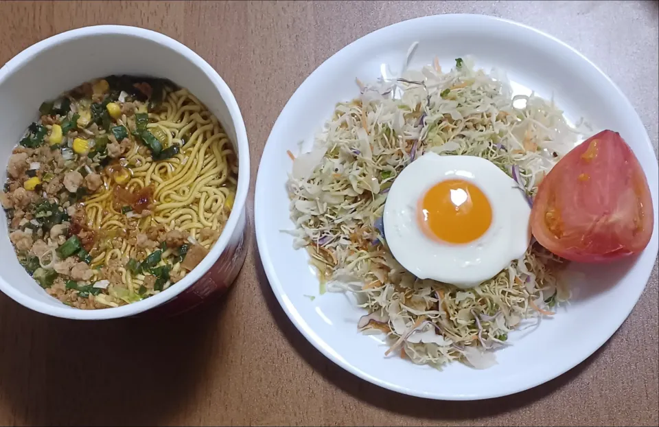 カップ麺とサラダと卵|ナナさん