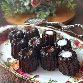 Snapdishの人気料理写真:sucreroomさんの料理 カヌレ焼きました(∩´∀`∩)︎💕︎💕外はカリッと中はもちもちで、めちゃめちゃ美味しいです(∩´∀`∩)︎💕︎💕テフロン加工の型でバターを塗って焼きました☝️ ~seriaの型でショコラカヌレ