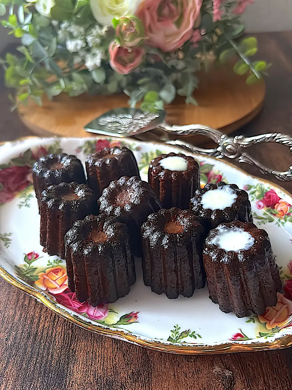 sucreroomさんの料理 カヌレ焼きました(∩´∀`∩)︎💕︎💕外はカリッと中はもちもちで、めちゃめちゃ美味しいです(∩´∀`∩)︎💕︎💕テフロン加工の型でバターを塗って焼きました☝️ ~seriaの型でショコラカヌレ|とんちんさん