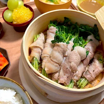 Snapdishの人気料理写真:せいろで豆苗の豚バラ巻き