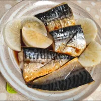 生協淡塩さばと大根焼き、レモン汁、yummy！ガーリックペッパー、すき焼きのたれのソースがけ|m.rafuさん