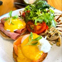 Ham & Eggs Benedict on a Toasted Bagel w/ a side of Mushroom Salad for Late Brunch 🥚🥓🥯🥗🤤|An'leeさん
