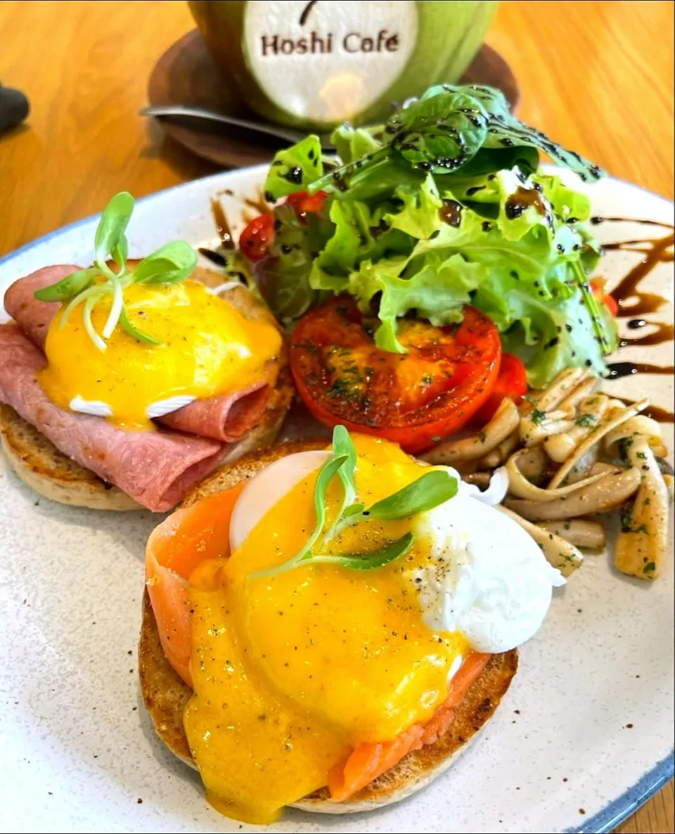 Ham & Eggs Benedict on a Toasted Bagel w/ a side of Mushroom Salad for Late Brunch 🥚🥓🥯🥗🤤|An'leeさん