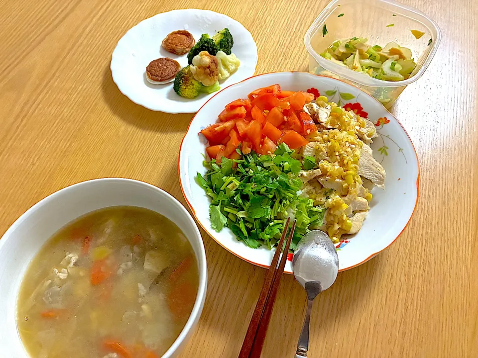 カオマンガイ、チーズはんぺん、鶏団子と根菜のうま味噌汁、イカくんセロリ、温野菜。|くろーぶやんさん