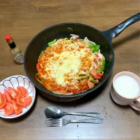 今日の晩ご飯　赤ウィンナー入り鉄板ナポリタンとろけるチーズどっさり乗せ、トマトサラダ、麦ホットミルク　赤ウィンナーも鉄板ナポリタンも名古屋メシです。ぼくもこっちにきて一年半、だいぶ名古屋に染まってきました|なびさん