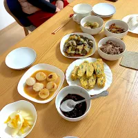 ほうれん草入りだし巻き玉子、ゆず大根、牛肉のしぐれ煮、昆布巻き、帆立の粕漬け、きんぴらごぼう、里芋煮。| くろーぶやんさん