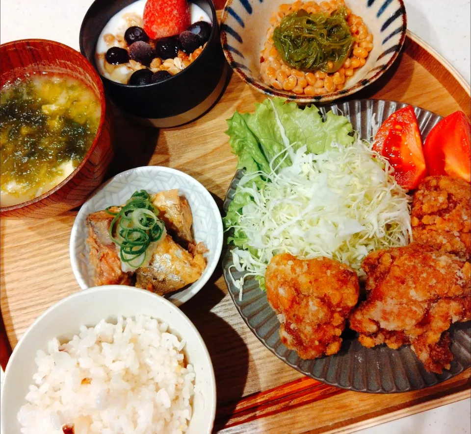 唐揚げ、さば味噌缶のおろし煮、めかぶ納豆、十六穀米、お味噌汁、ブルーベリーヨーグルト|samさん