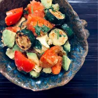 焼きズッキーニとトマトとアボカドとモツァレラチーズのサラダ🥗