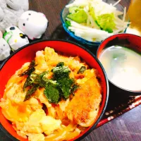 カツ丼、豆腐と小松菜と油揚げの味噌汁、大根サラダ|サトリさん