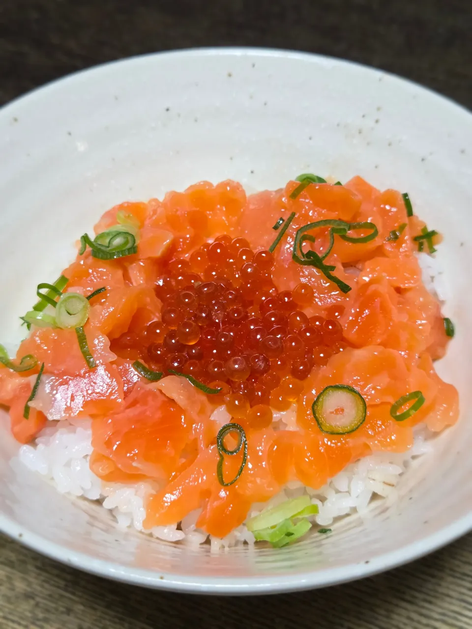 パパ盛り付け🥸サーモンたたきいくら丼|ぱんだのままんさん