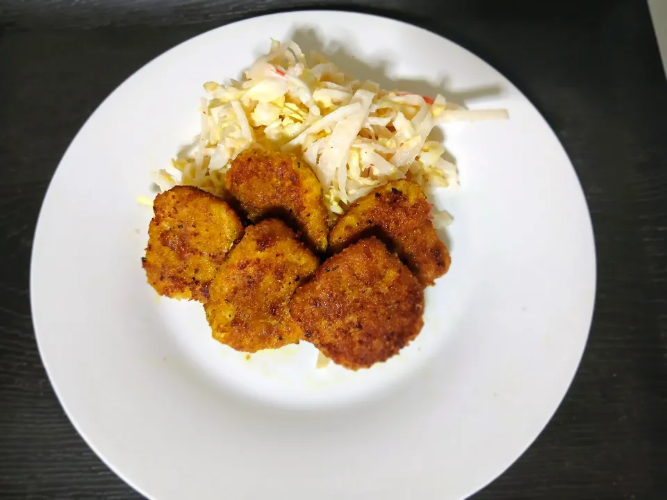 カレー風味の鶏の揚げ焼きと無性に食べたくなったサラダ( *´艸)✨|ぽんすけさん
