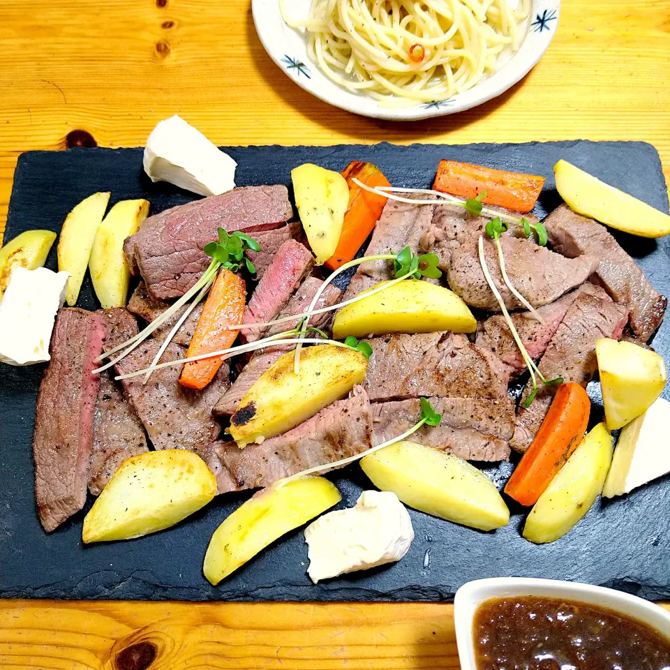 やっぱりステーキ🥩🥳🍷|とまと🍅さん