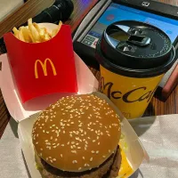 カラオケ前にマクド🍔🍟|Kojiさん