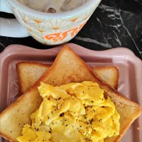 Good morning breakfast scrambled eggs on butter toasts with mountain honey drizzle ⛰️🍯🍳🍳🍞💋😋😍|🍒lynnlicious🍒さん